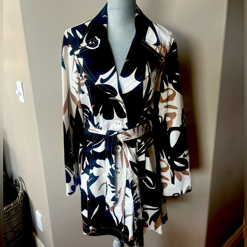 ARVIDA Women’s Black, White & Tan floral belted trench coat